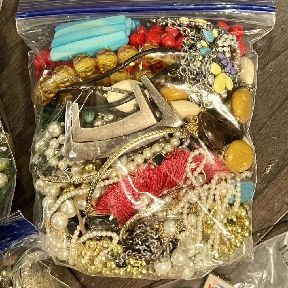2 LBs UNSEARCHED MYSTERY JEWELRY LOT~ wearable repurpose DIY crafts junk jewelry - Picture 4 of 7